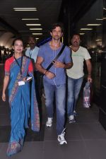 Hrithik Roshan returns from Singapore in Mumbai on 18th April 2013 (2).JPG
